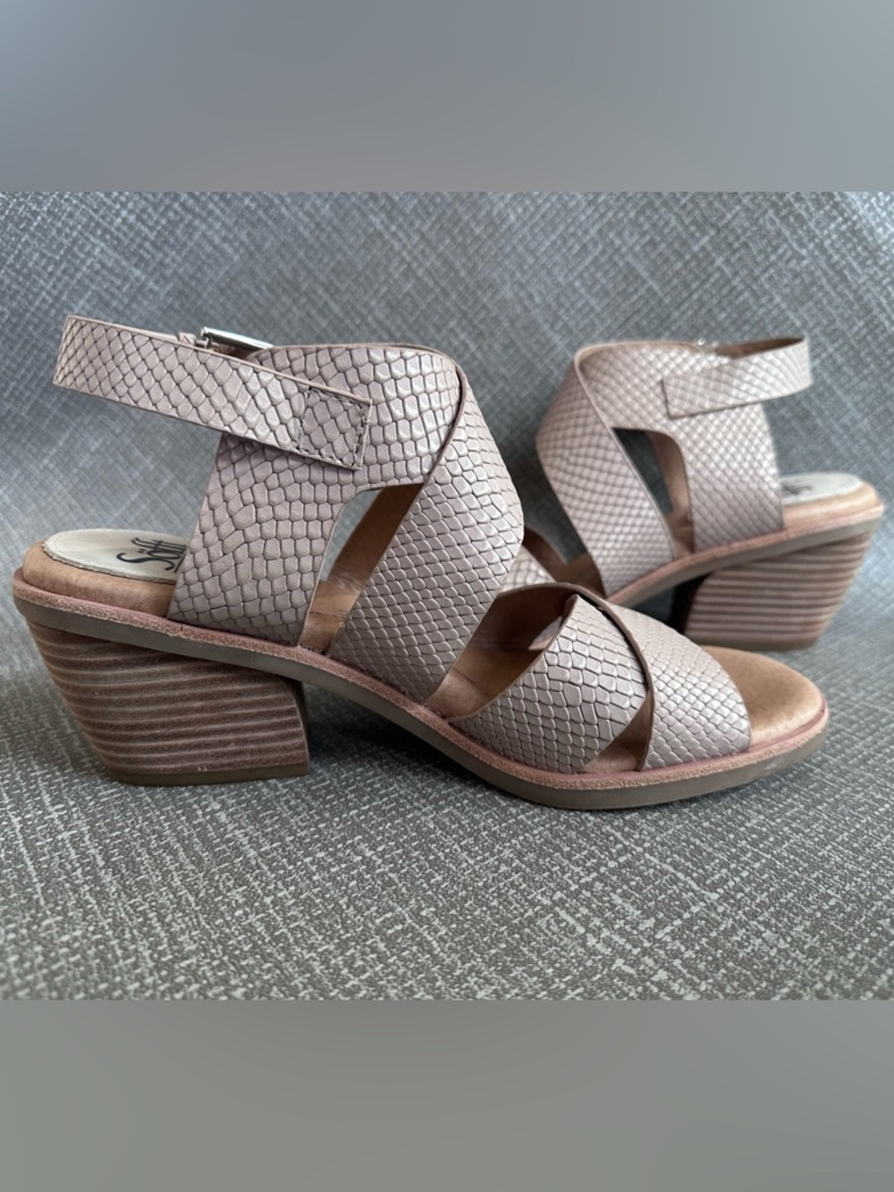 Sofft Women’s Strappy Wedge Sandals 8.5 Beige Leather Textured Buckle Heels